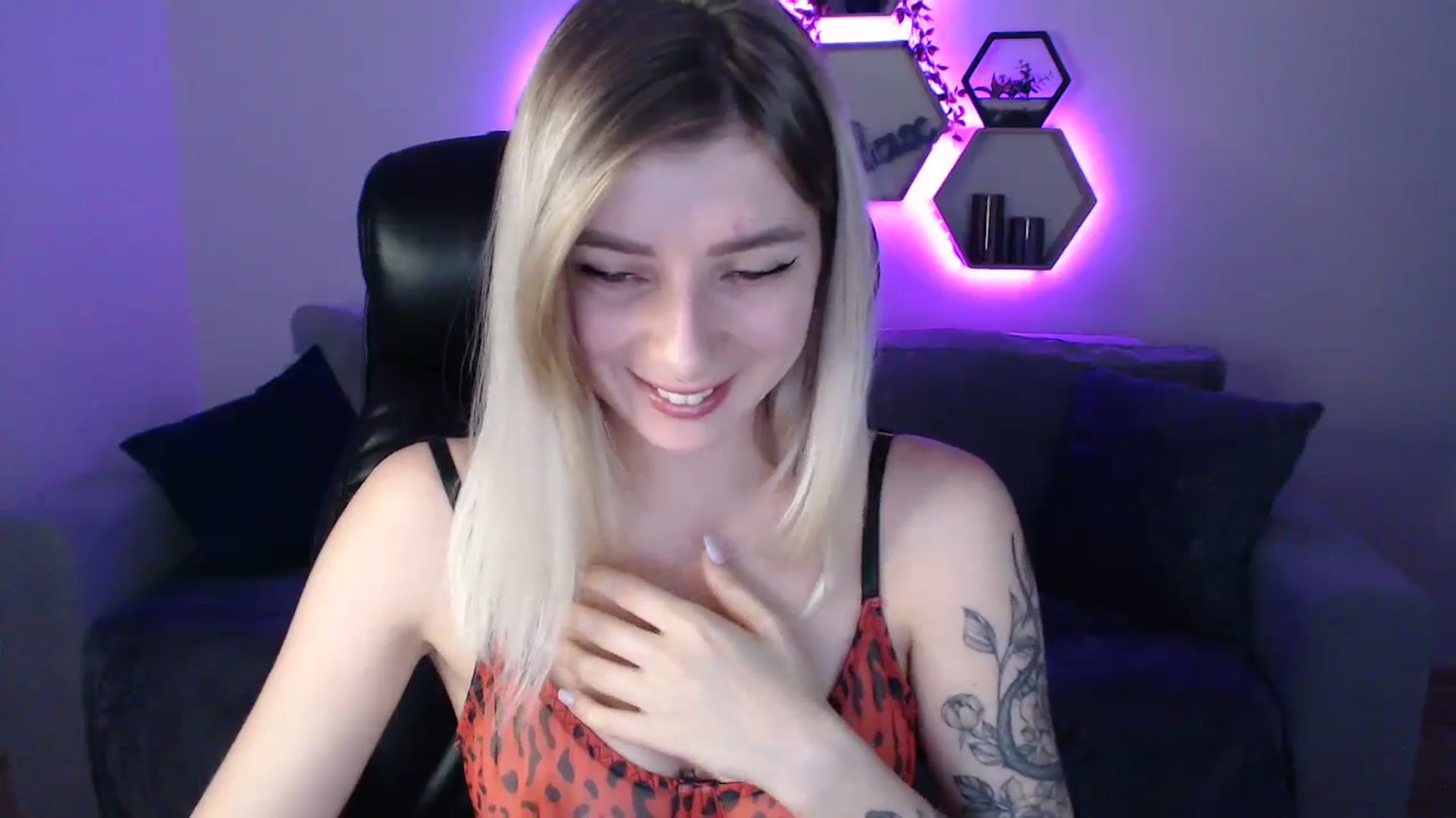 Gallery image thumbnail from NanaFox's myfreecams stream on, 11/22/2023, 13:07 image 6 of 20