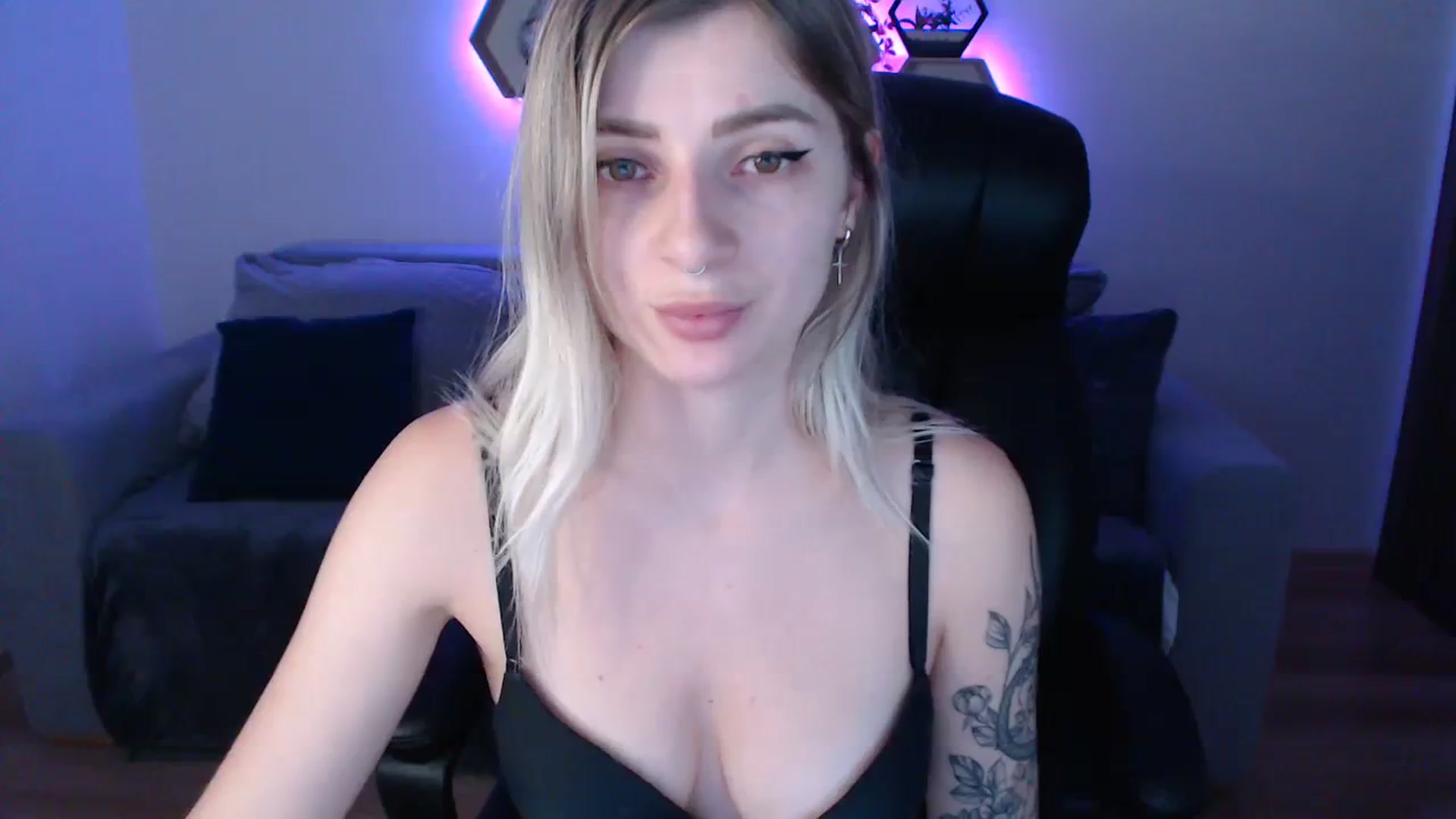 Gallery image thumbnail from NanaFox's myfreecams stream on, 11/26/2023, 13:15 image 9 of 20