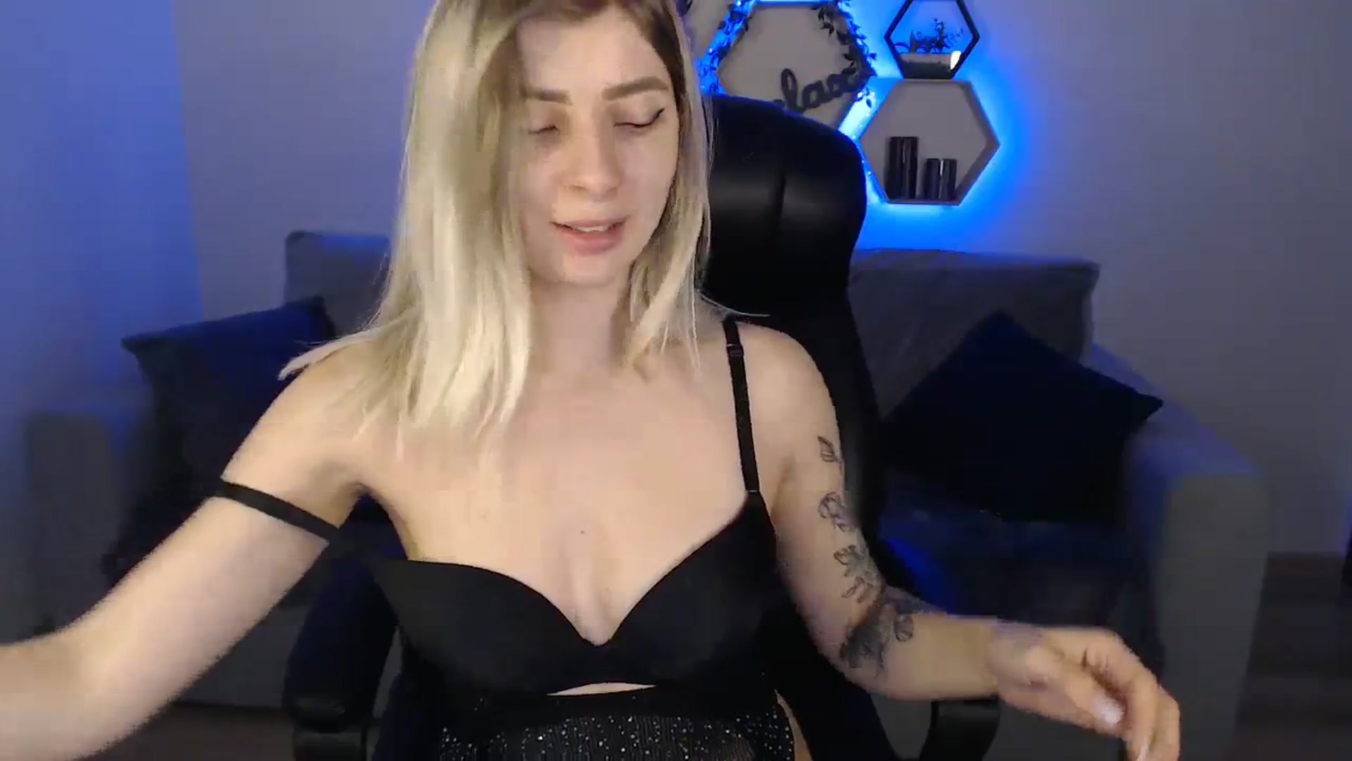 Gallery image thumbnail from NanaFox's myfreecams stream on, 12/04/2023, 11:34 image 9 of 20