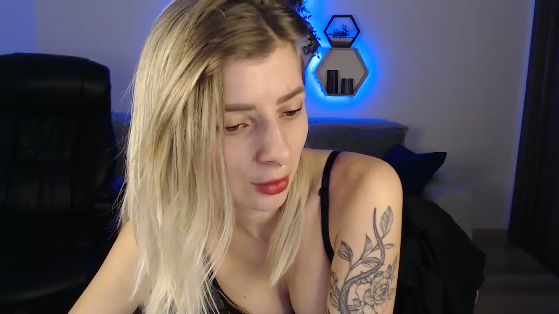 Gallery image thumbnail from NanaFox's myfreecams stream on, 12/05/2023, 11:00 image 9 of 20