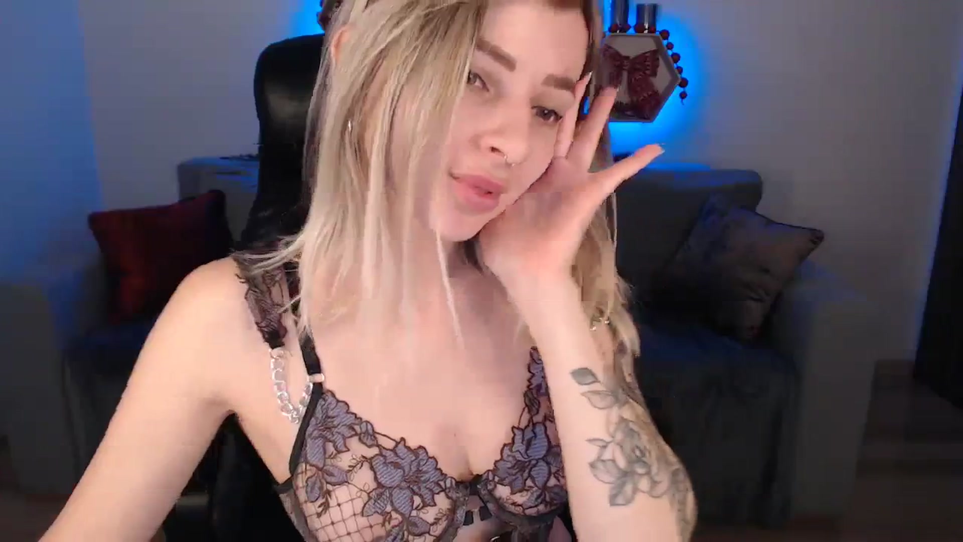 Gallery image thumbnail from NanaFox's myfreecams stream on, 12/24/2023, 10:33 image 8 of 20