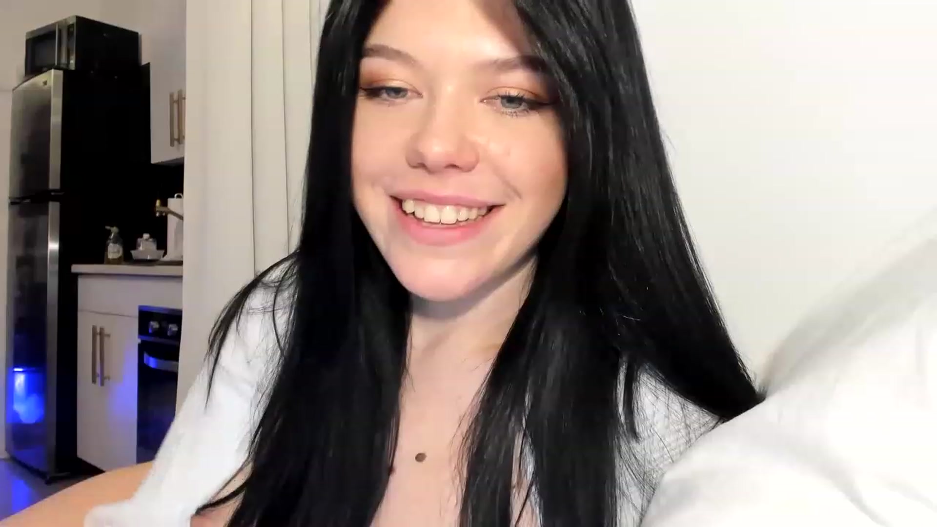 Gallery image thumbnail from Nancy_Morris's myfreecams stream on, 03/16/2023, 01:04 image 10 of 20