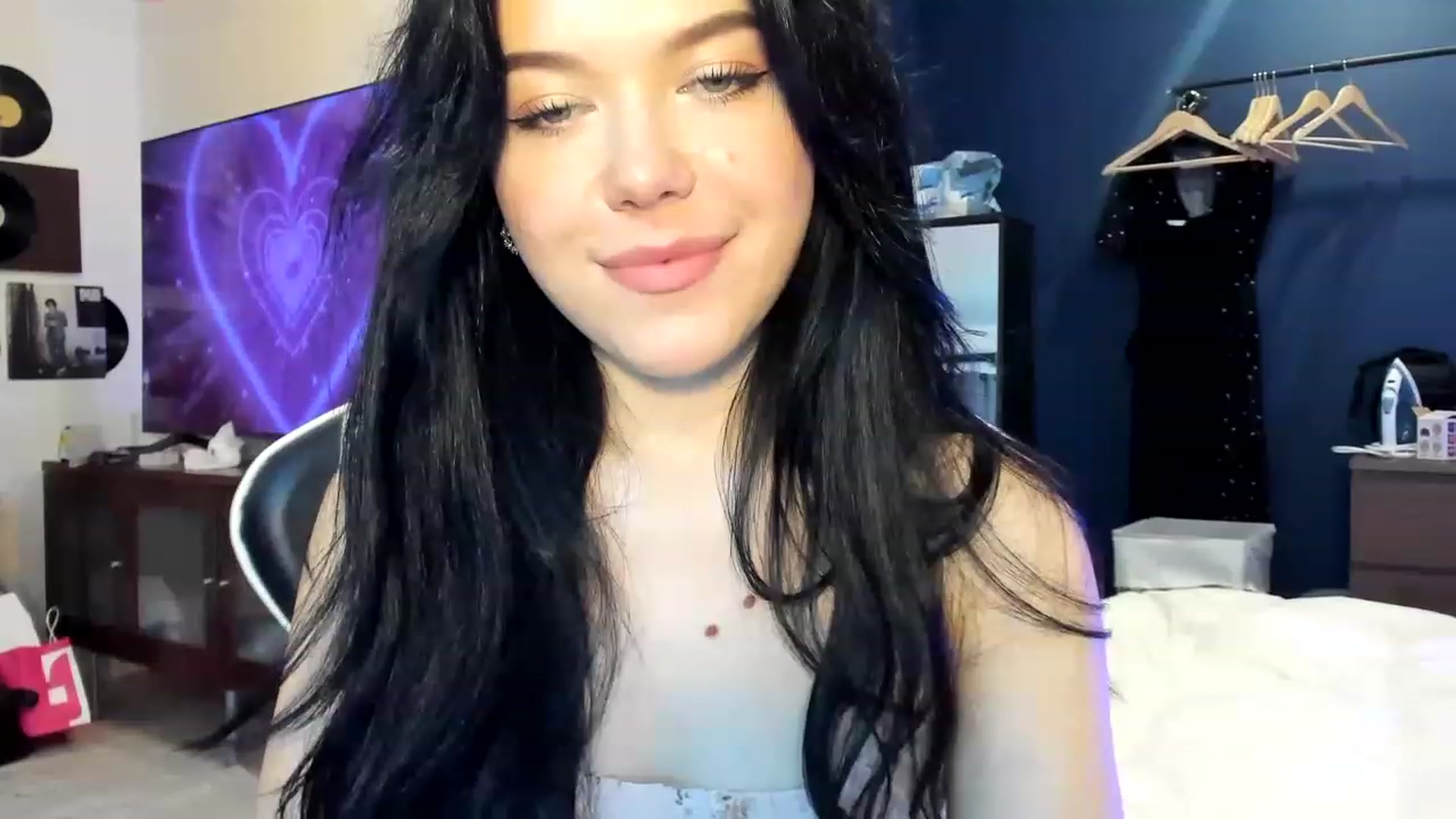 Gallery image thumbnail from Nancy_Morris's myfreecams stream on, 04/14/2023, 24:13 image 14 of 20