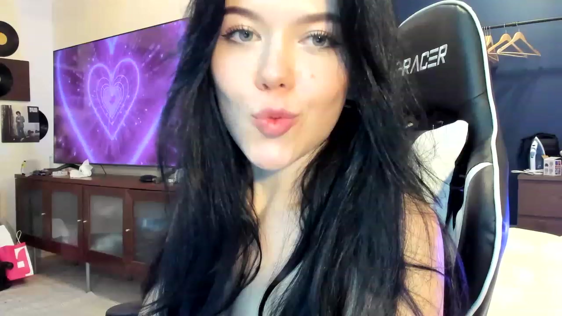 Gallery image thumbnail from Nancy_Morris's myfreecams stream on, 04/14/2023, 24:13 image 7 of 20