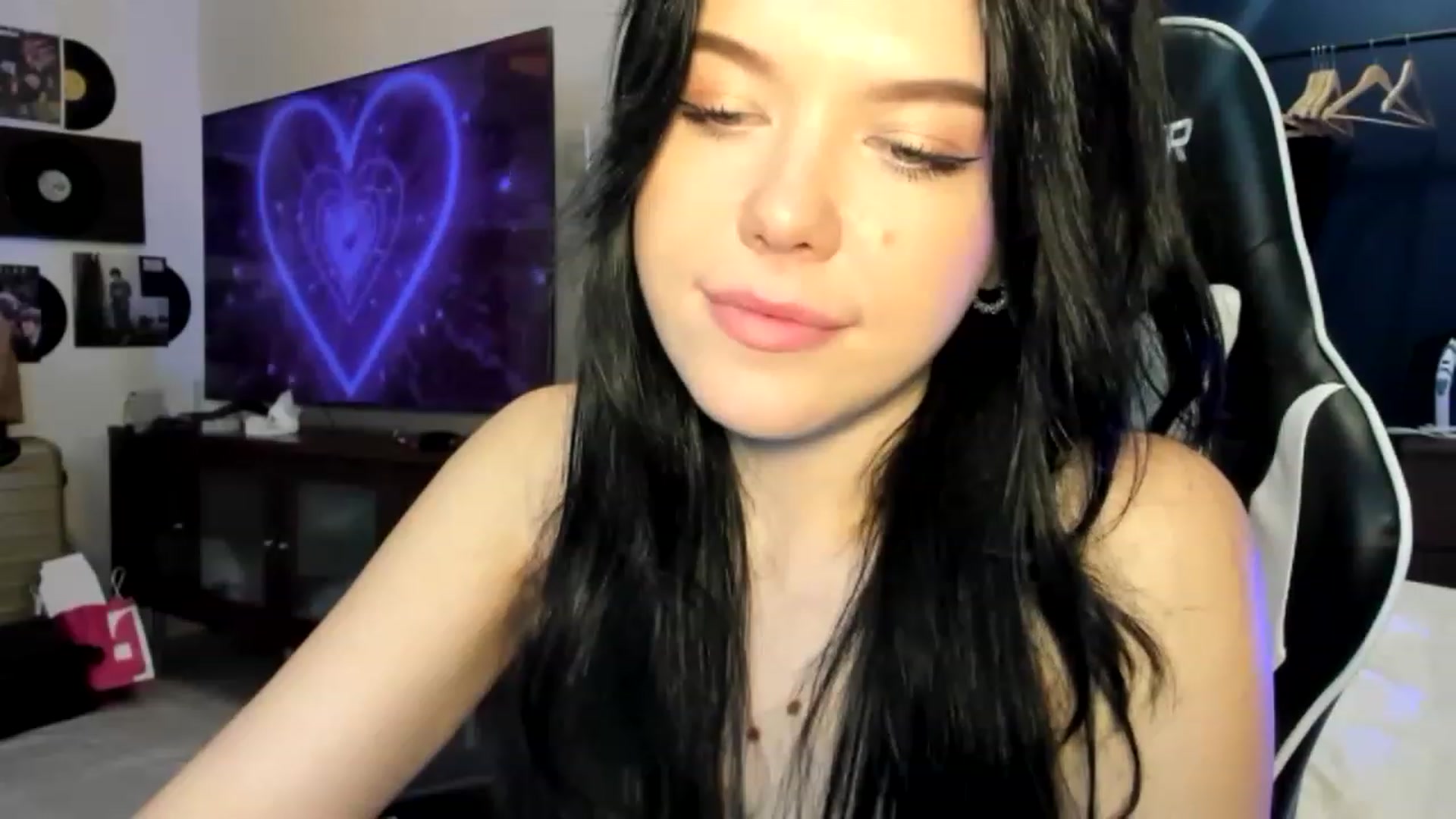 Gallery image thumbnail from Nancy_Morris's myfreecams stream on, 04/14/2023, 01:56 image 17 of 20