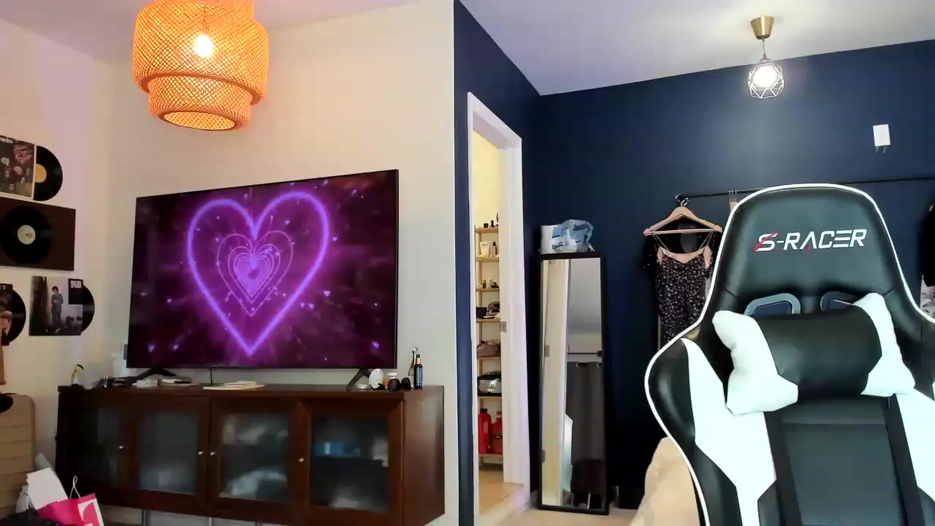 Gallery image thumbnail from Nancy_Morris's myfreecams stream on, 04/15/2023, 24:01 image 5 of 20