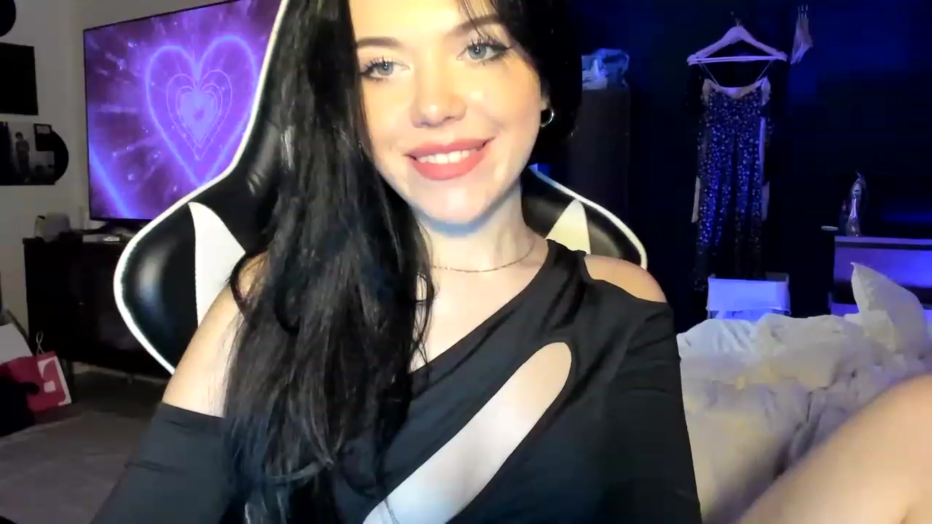 Gallery image thumbnail from Nancy_Morris's myfreecams stream on, 04/16/2023, 03:16 image 16 of 20