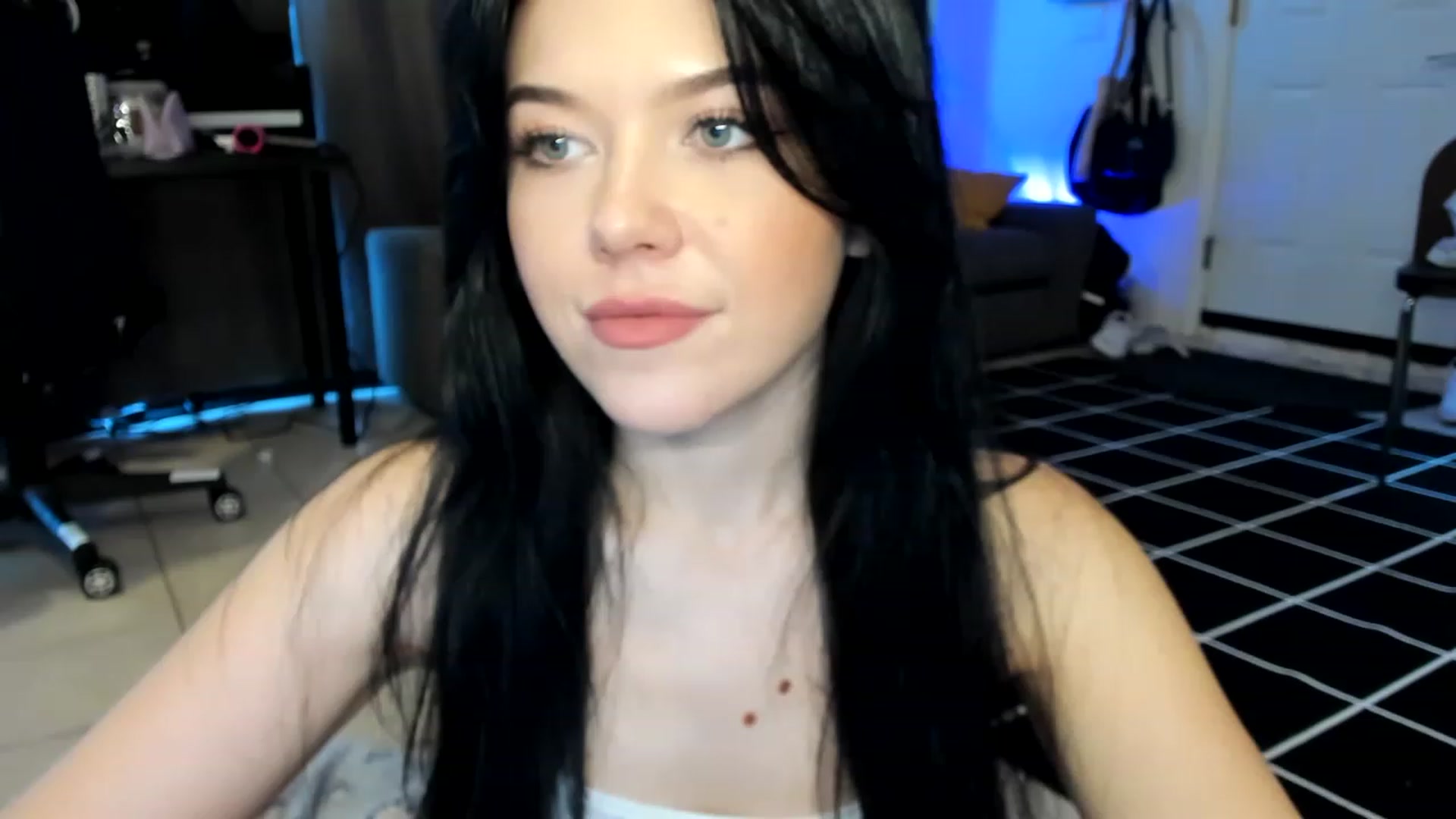 Gallery image thumbnail from Nancy_Morris's myfreecams stream on, 04/24/2023, 01:05 image 18 of 20