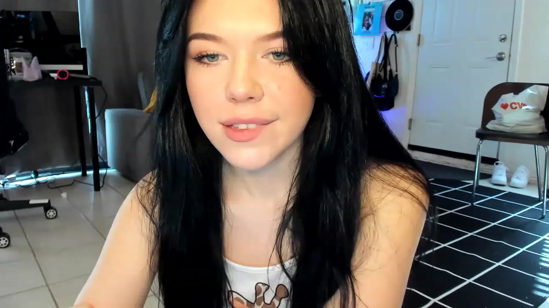 Gallery image thumbnail from Nancy_Morris's myfreecams stream on, 04/24/2023, 01:05 image 4 of 20