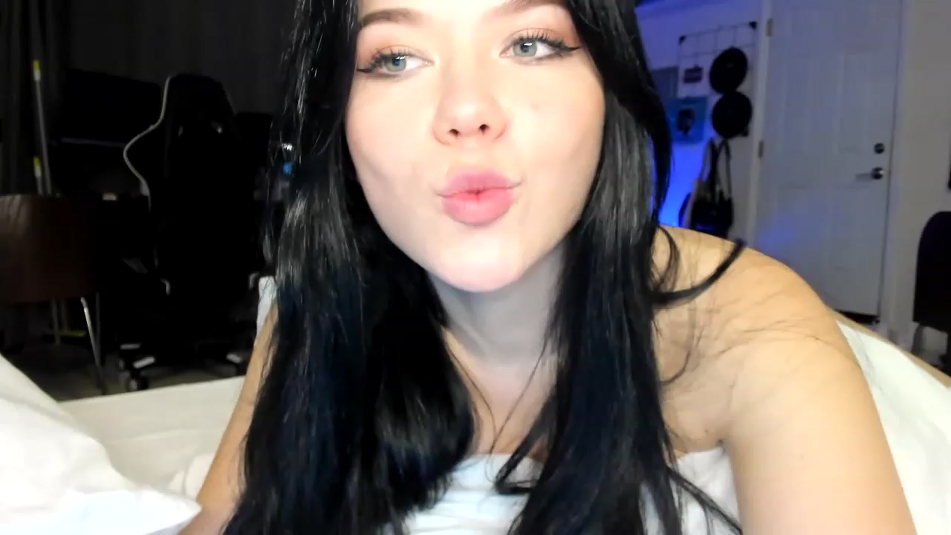 Gallery image thumbnail from Nancy_Morris's myfreecams stream on, 04/24/2023, 06:06 image 4 of 20
