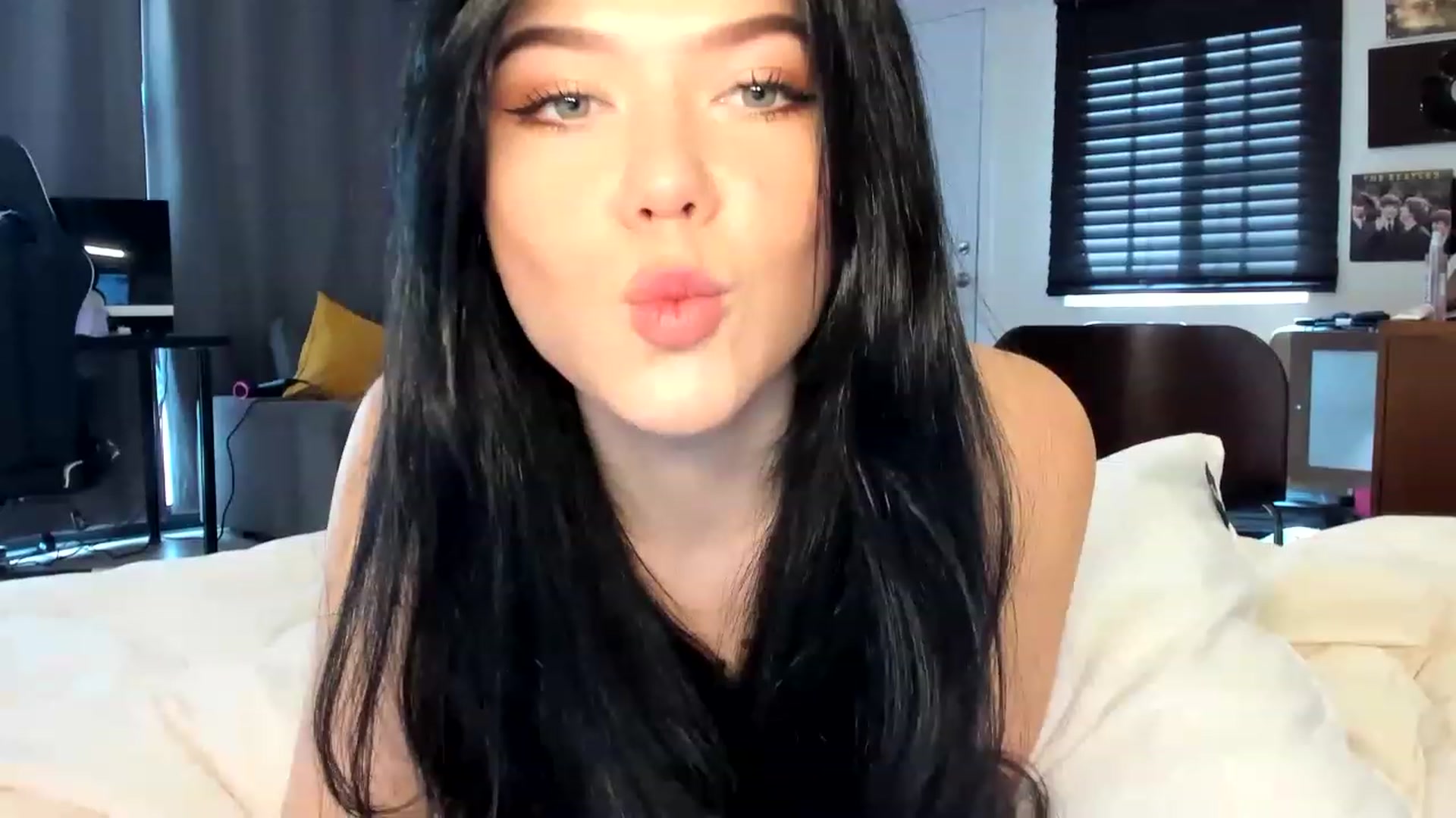 Gallery image thumbnail from Nancy_Morris's myfreecams stream on, 04/25/2023, 24:02 image 4 of 20