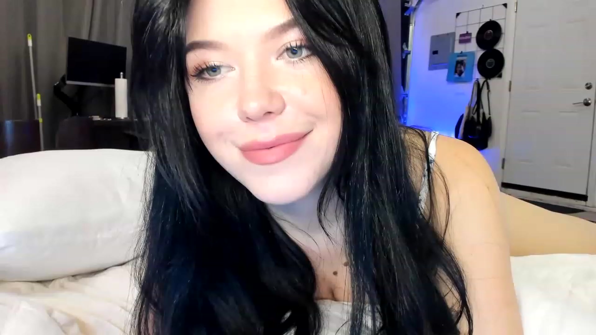 Gallery image thumbnail from Nancy_Morris's myfreecams stream on, 04/26/2023, 03:51 image 18 of 20