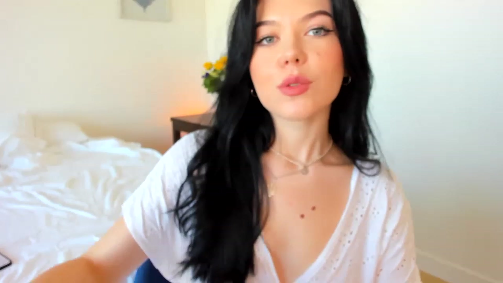 Gallery image thumbnail from Nancy_Morris's myfreecams stream on, 05/18/2023, 01:22 image 15 of 20