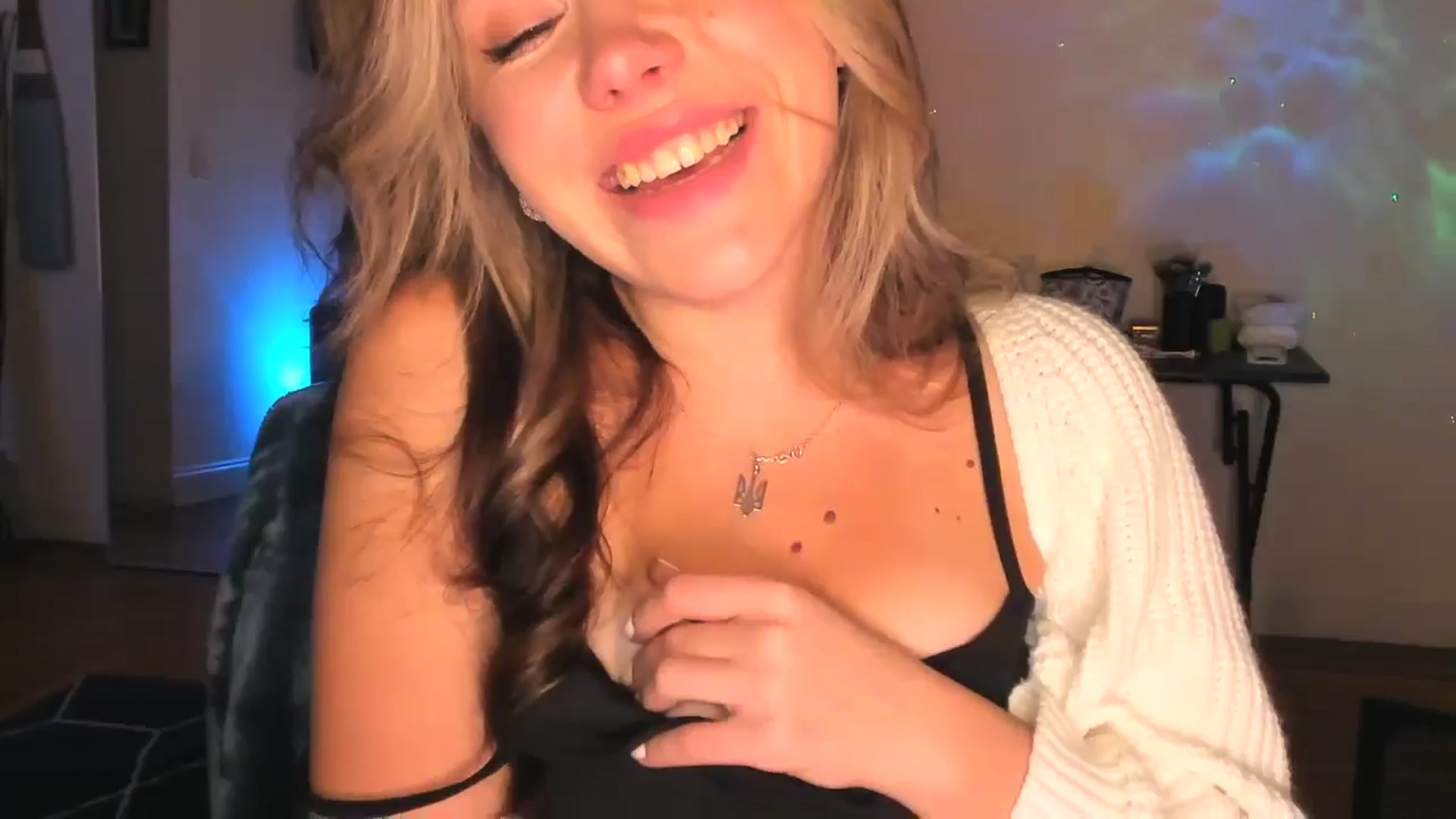 Gallery image thumbnail from Nancy_Morris's myfreecams stream on, 10/18/2024, 01:26 image 7 of 20
