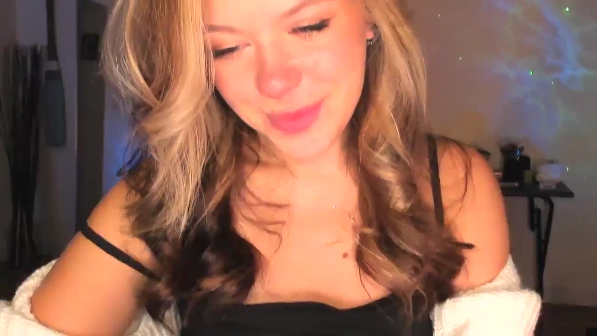 Gallery image thumbnail from Nancy_Morris's myfreecams stream on, 10/18/2024, 01:26 image 17 of 20