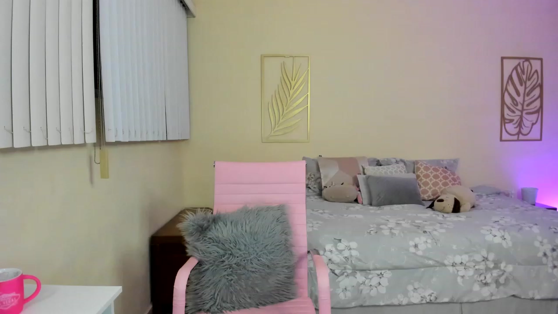 Gallery image thumbnail from NancyyB's myfreecams stream on, 12/18/2022, 24:31 image 18 of 20