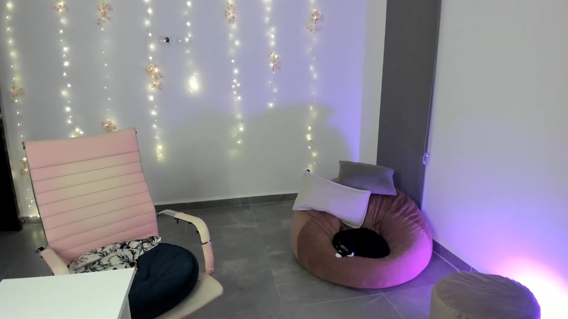 Gallery image thumbnail from NancyyB's myfreecams stream on, 06/28/2024, 05:06 image 8 of 20