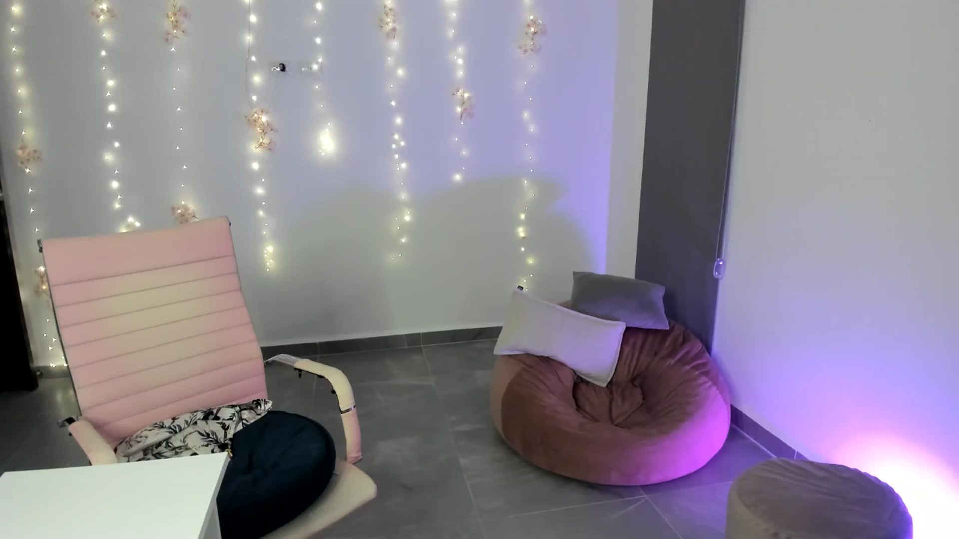 Gallery image thumbnail from NancyyB's myfreecams stream on, 06/28/2024, 05:06 image 9 of 20