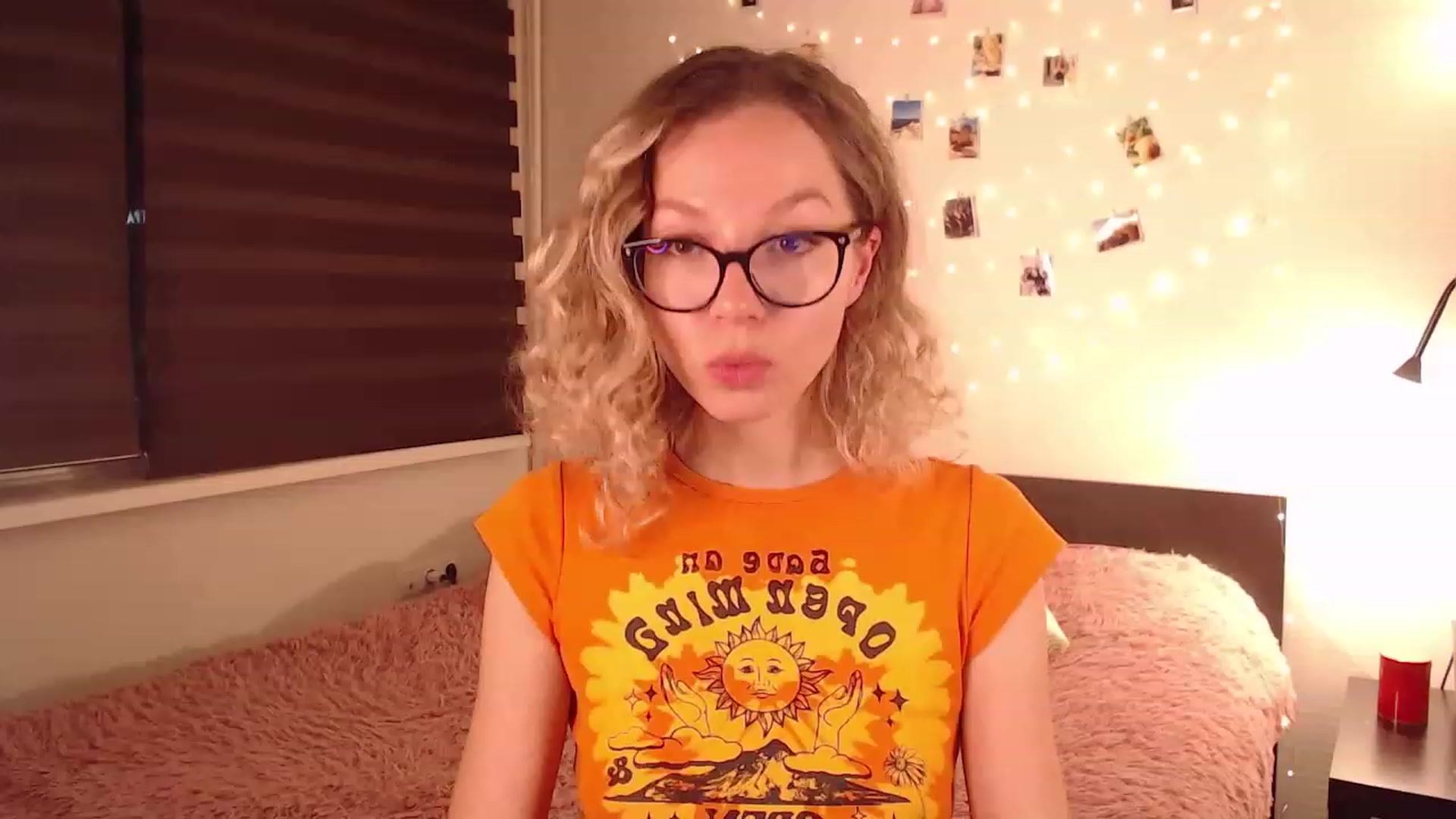 Gallery image thumbnail from Nansyfox1's myfreecams stream on, 11/17/2022, 20:04 image 19 of 20