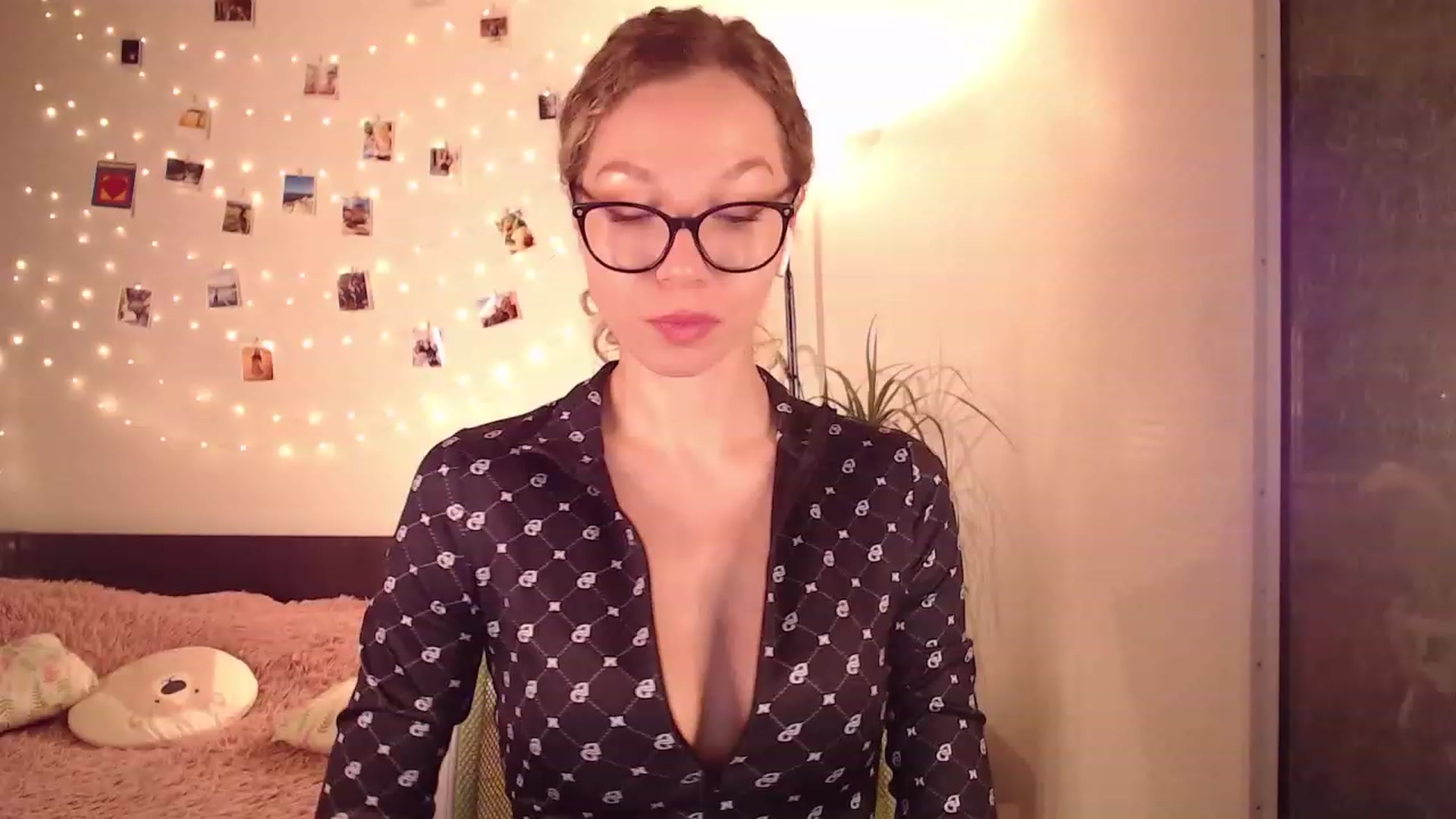 Gallery image thumbnail from Nansyfox1's myfreecams stream on, 11/24/2022, 18:10 image 6 of 20