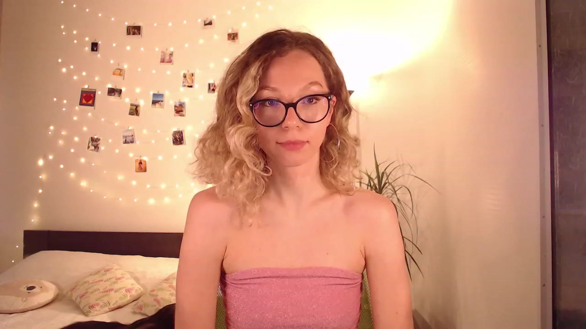 Gallery image thumbnail from Nansyfox1's myfreecams stream on, 12/05/2022, 13:29 image 1 of 20