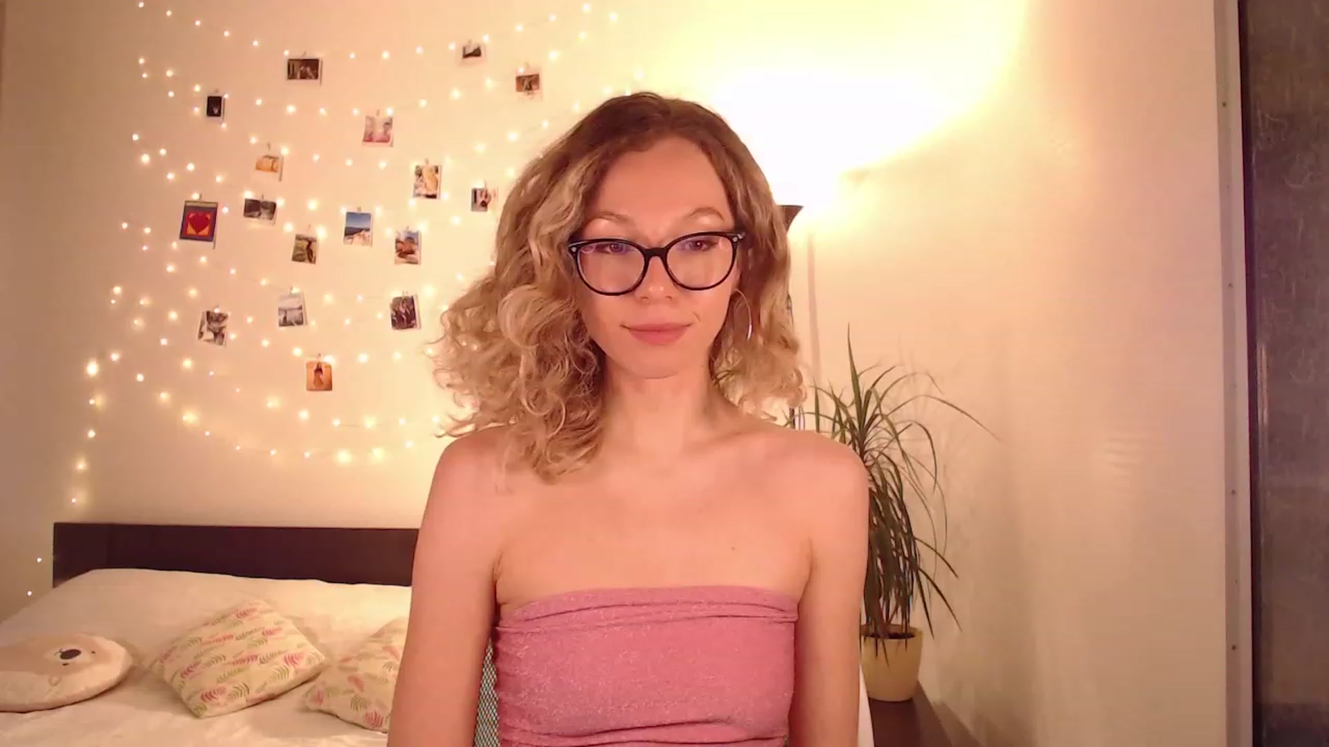 Gallery image thumbnail from Nansyfox1's myfreecams stream on, 12/05/2022, 13:29 image 3 of 20
