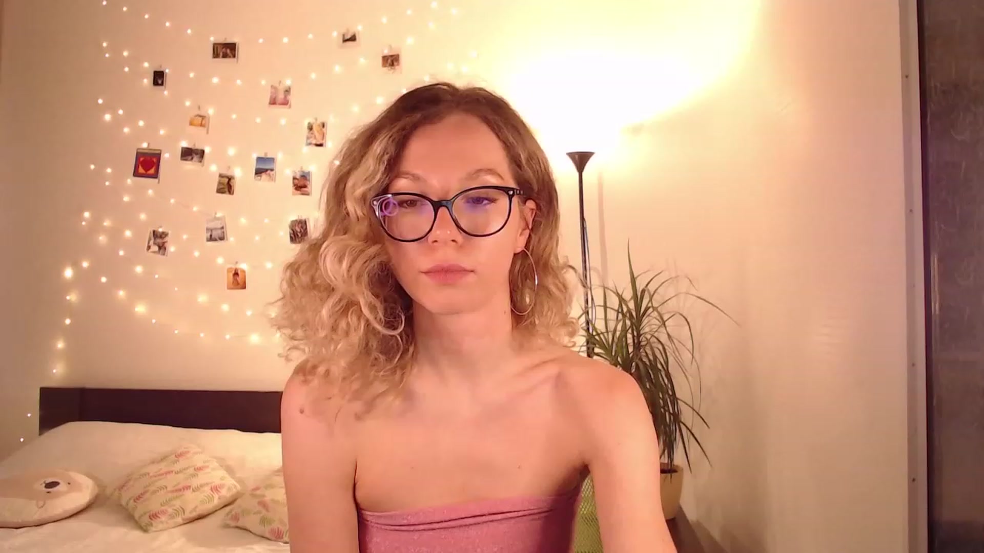 Gallery image thumbnail from Nansyfox1's myfreecams stream on, 12/05/2022, 13:29 image 5 of 20