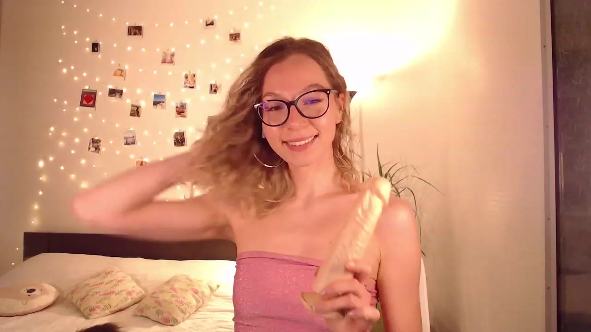 Gallery image thumbnail from Nansyfox1's myfreecams stream on, 12/05/2022, 13:29 image 6 of 20