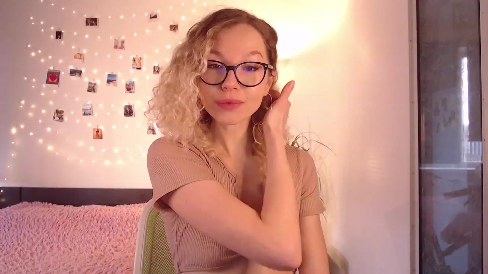Gallery image thumbnail from Nansyfox1's myfreecams stream on, 12/26/2022, 10:21 image 20 of 20