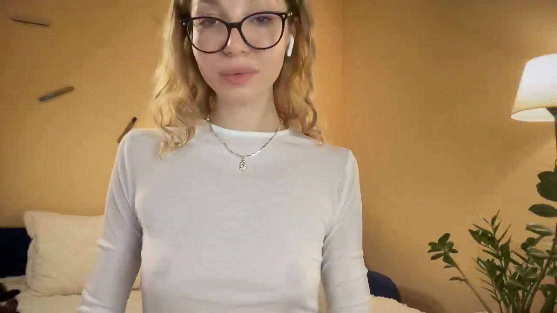Gallery image thumbnail from Nansyfox1's myfreecams stream on, 11/27/2024, 17:46 image 12 of 20