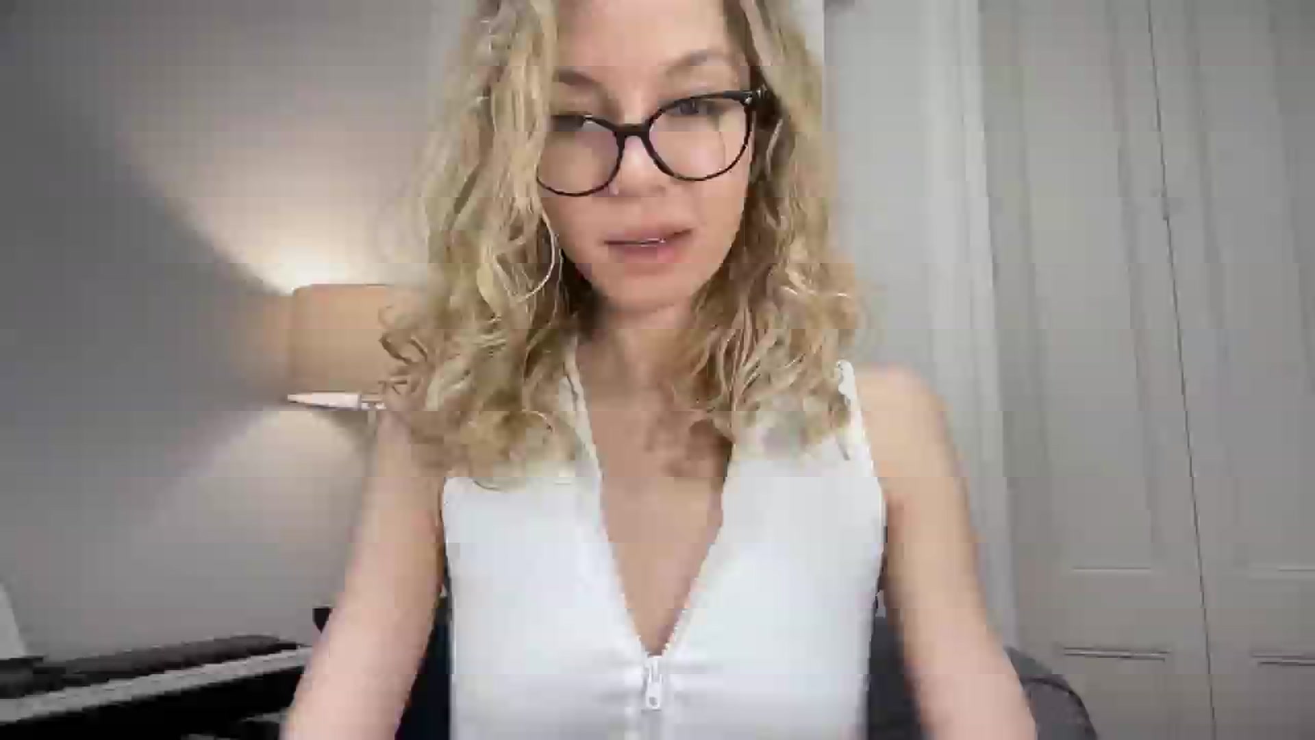 Gallery image thumbnail from Nansyfox1's myfreecams stream on, 12/16/2024, 15:48 image 6 of 20