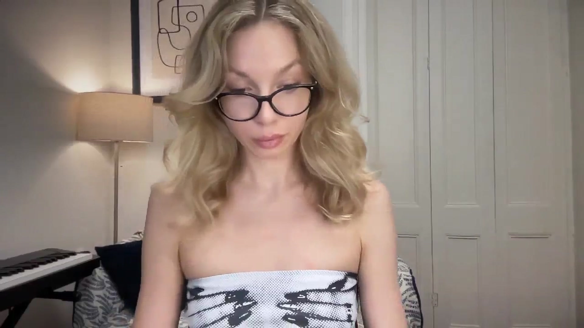 Gallery image thumbnail from Nansyfox1's myfreecams stream on, 05/19/2025, 16:48 image 9 of 20