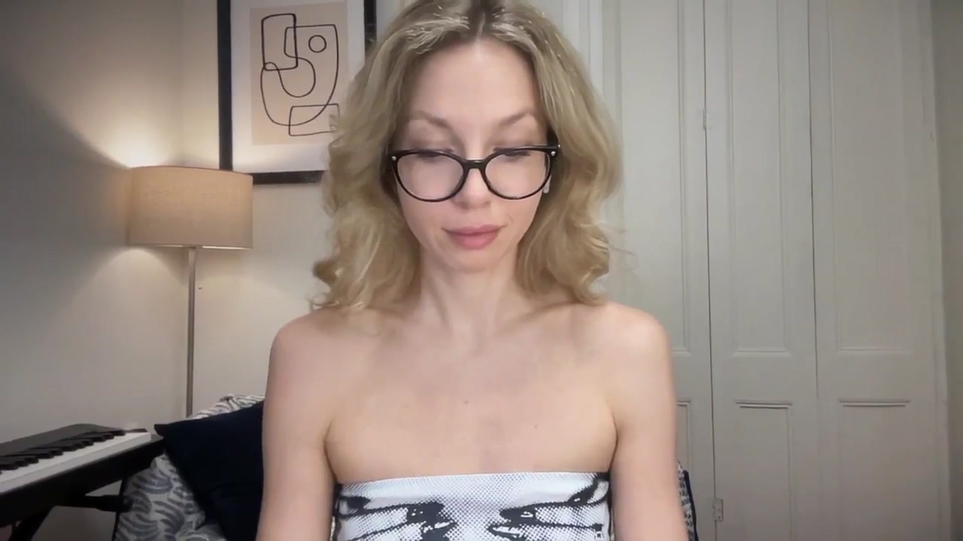 Gallery image thumbnail from Nansyfox1's myfreecams stream on, 05/19/2025, 18:15 image 11 of 20