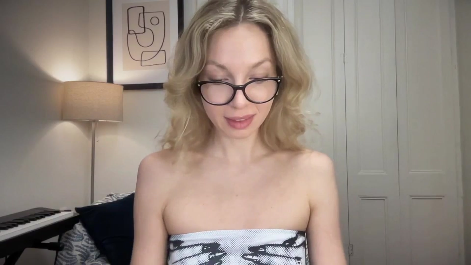 Gallery image thumbnail from Nansyfox1's myfreecams stream on, 05/19/2025, 18:15 image 19 of 20