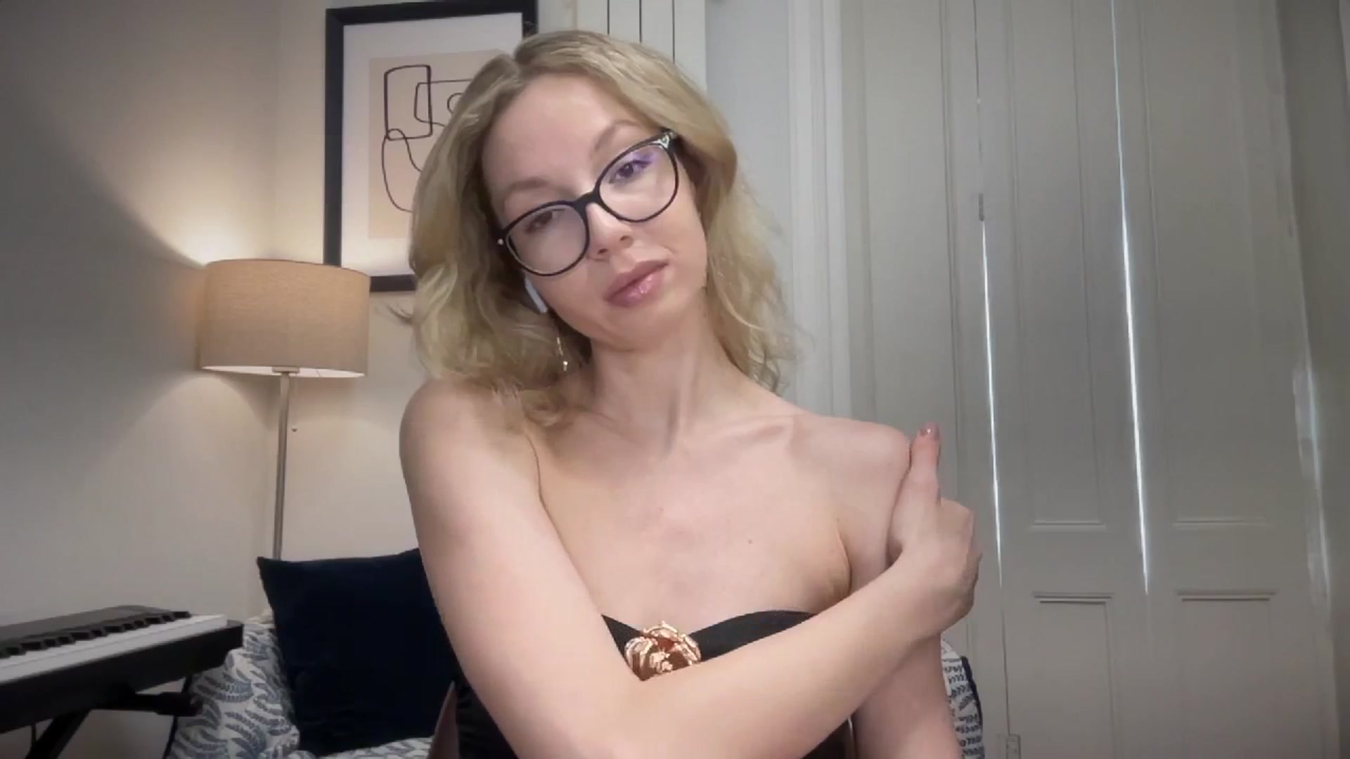 Gallery image thumbnail from Nansyfox1's myfreecams stream on, 05/21/2025, 10:47 image 7 of 20