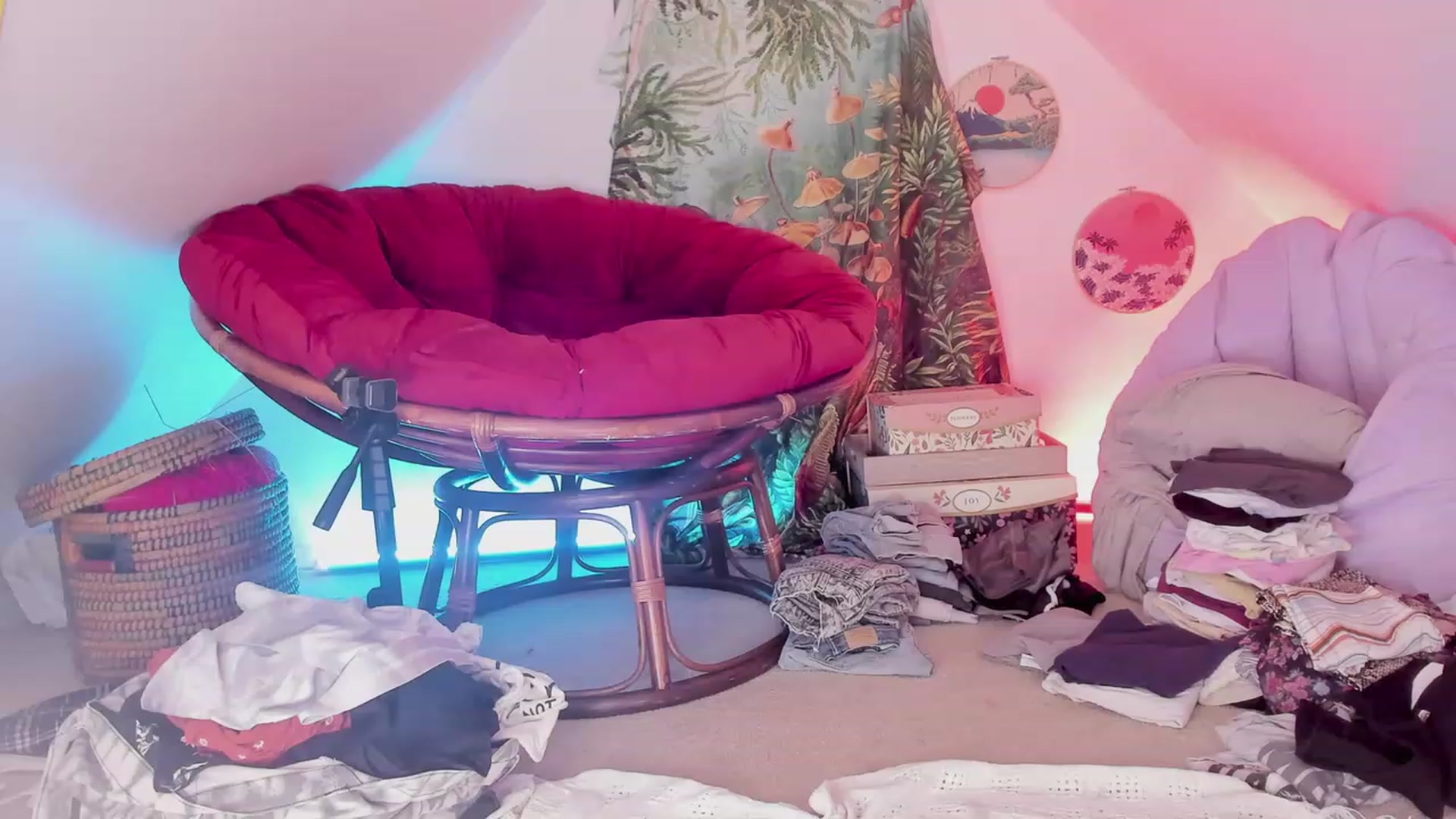 Gallery image thumbnail from NaomiDee's myfreecams stream on, 08/13/2023, 10:10 image 5 of 20