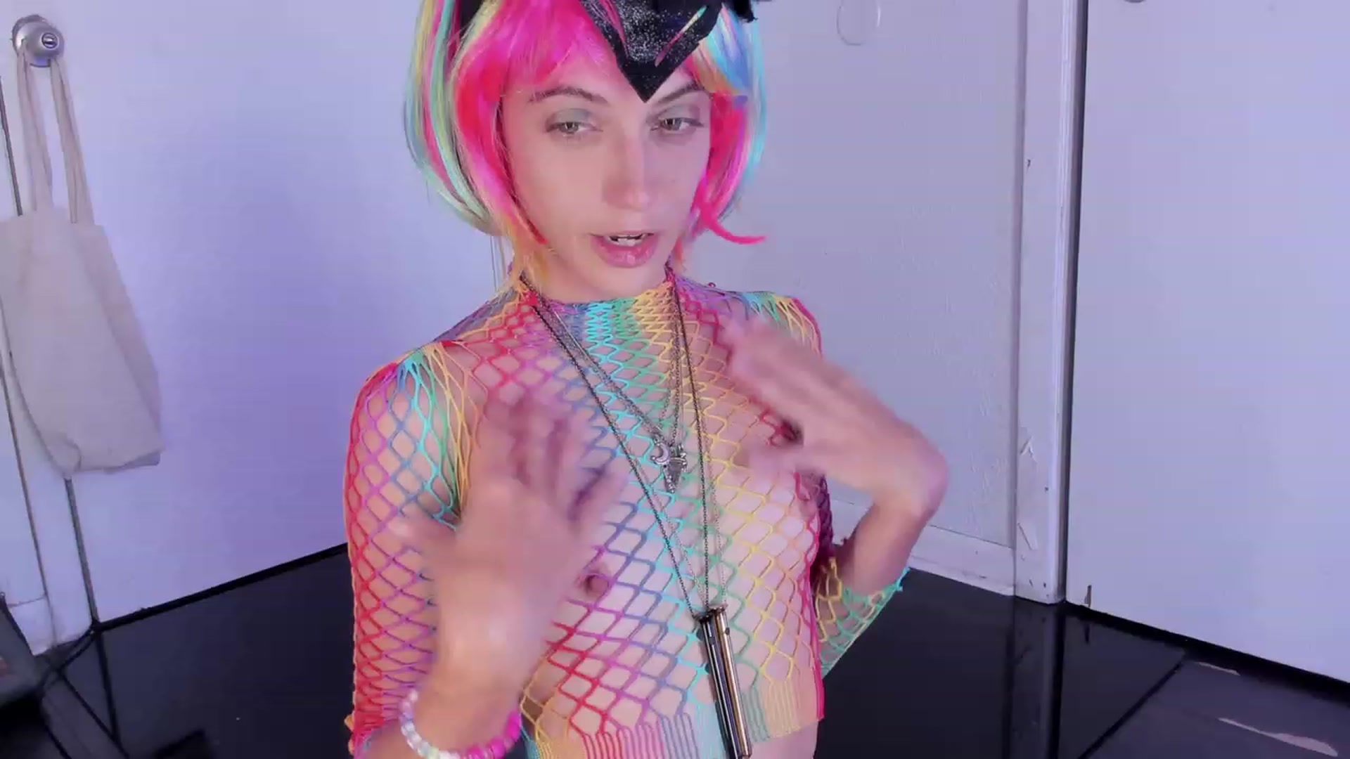 Gallery image thumbnail from NaomiDee's myfreecams stream on, 10/04/2023, 22:30 image 6 of 20
