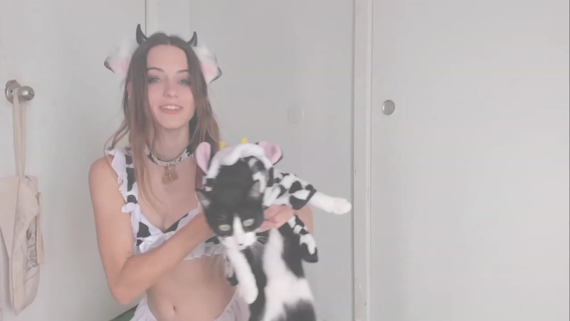Gallery image thumbnail from NaomiDee's myfreecams stream on, 10/21/2023, 20:39 image 18 of 20