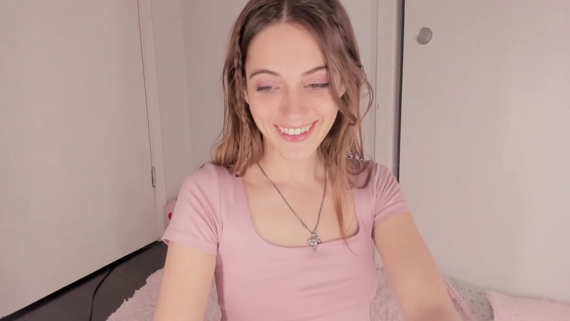 Gallery image thumbnail from NaomiDee's myfreecams stream on, 02/07/2024, 01:11 image 16 of 20