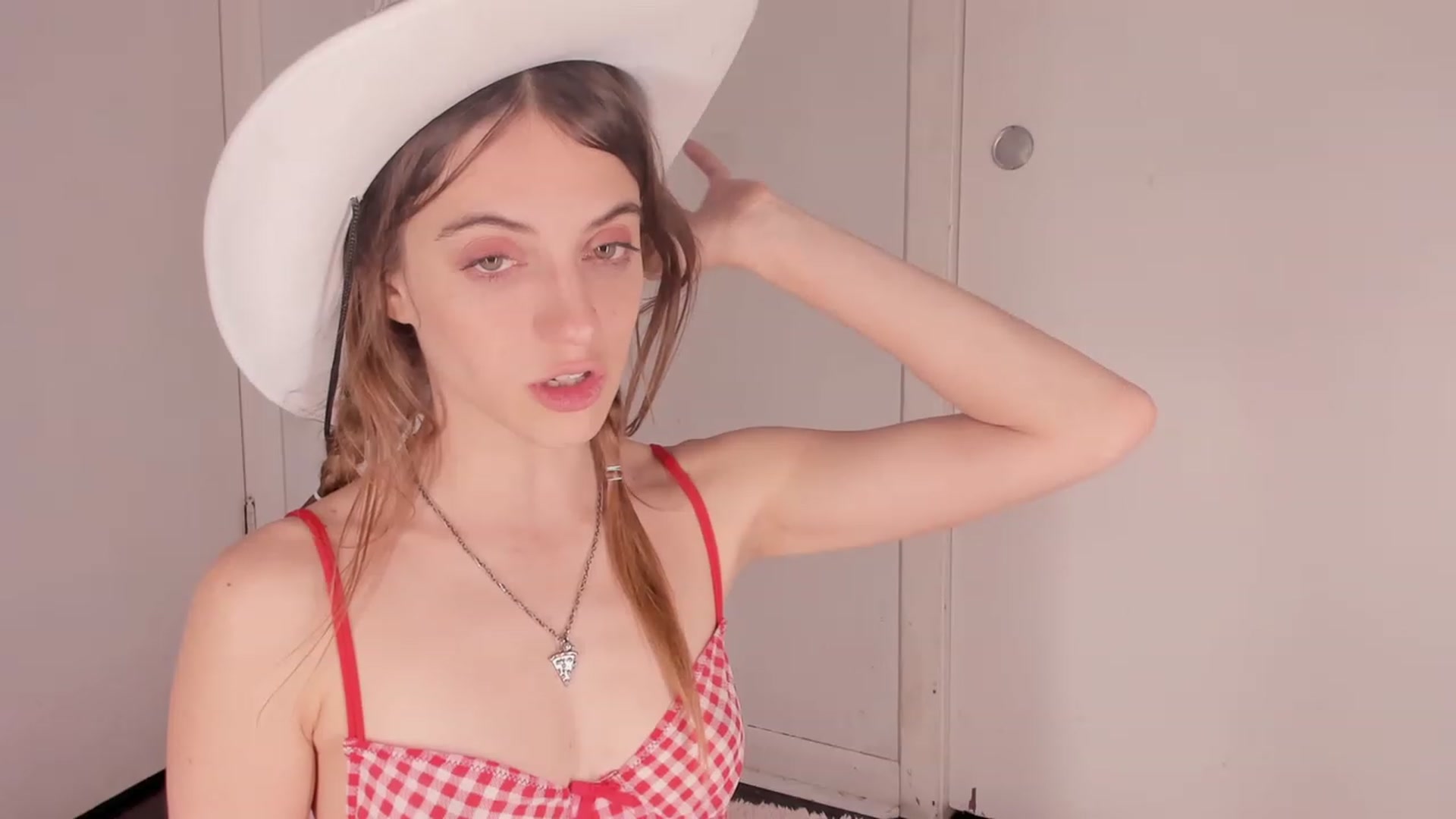 Gallery image thumbnail from NaomiDee's myfreecams stream on, 02/08/2024, 12:35 image 12 of 20