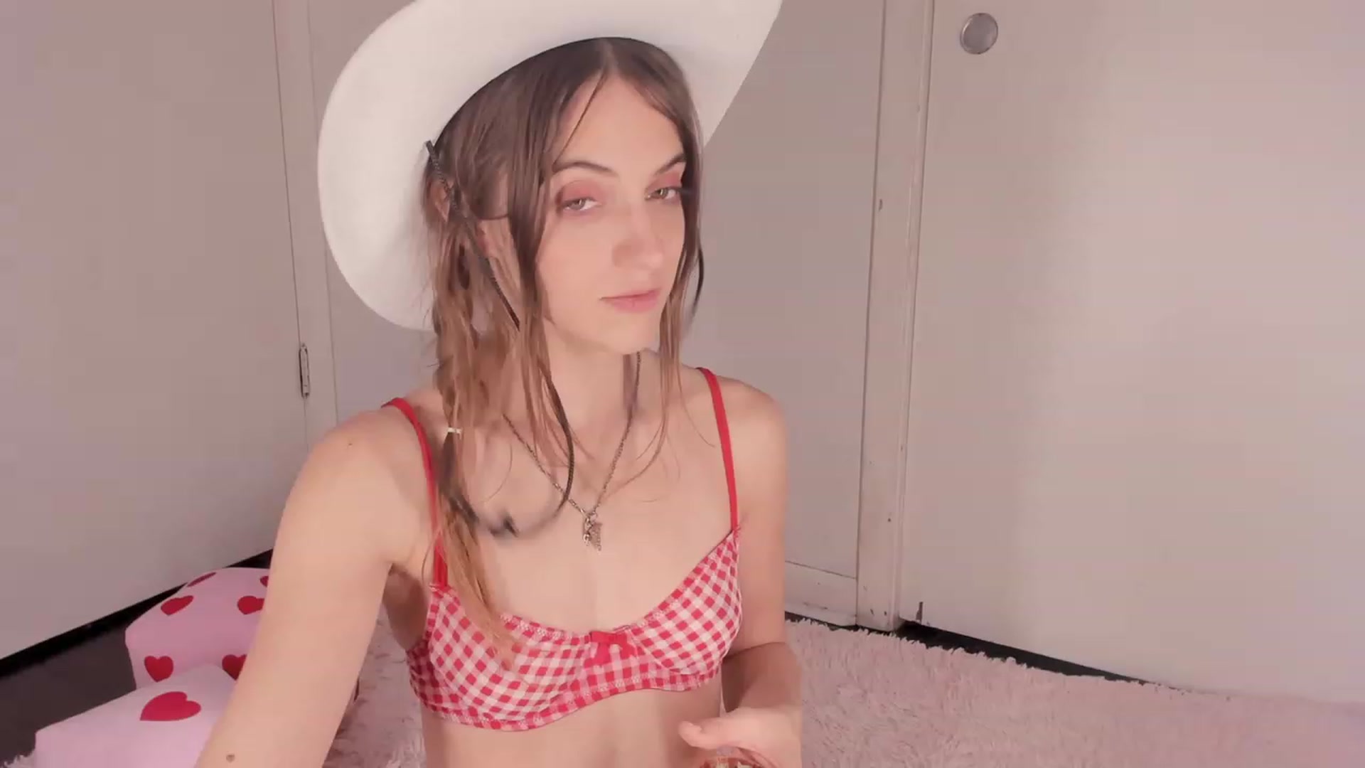 Gallery image thumbnail from NaomiDee's myfreecams stream on, 02/08/2024, 13:24 image 6 of 20