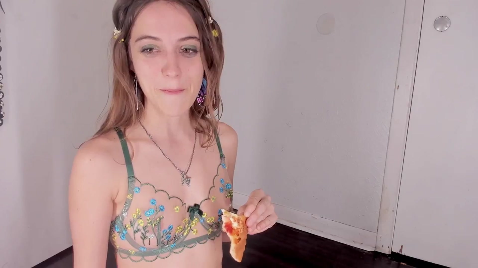 Gallery image thumbnail from NaomiDee's myfreecams stream on, 02/24/2024, 02:52 image 2 of 20