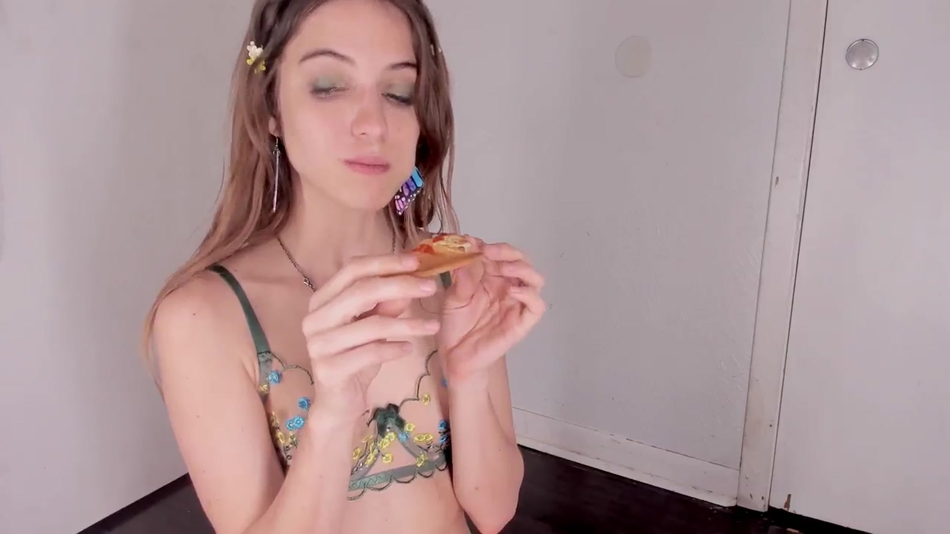 Gallery image thumbnail from NaomiDee's myfreecams stream on, 02/24/2024, 02:52 image 10 of 20