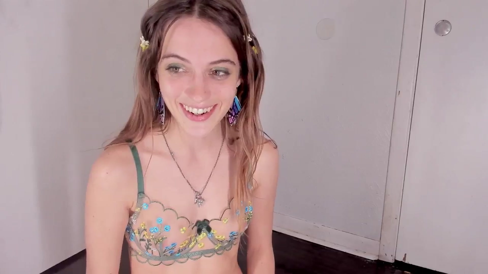 Gallery image thumbnail from NaomiDee's myfreecams stream on, 02/24/2024, 02:52 image 8 of 20