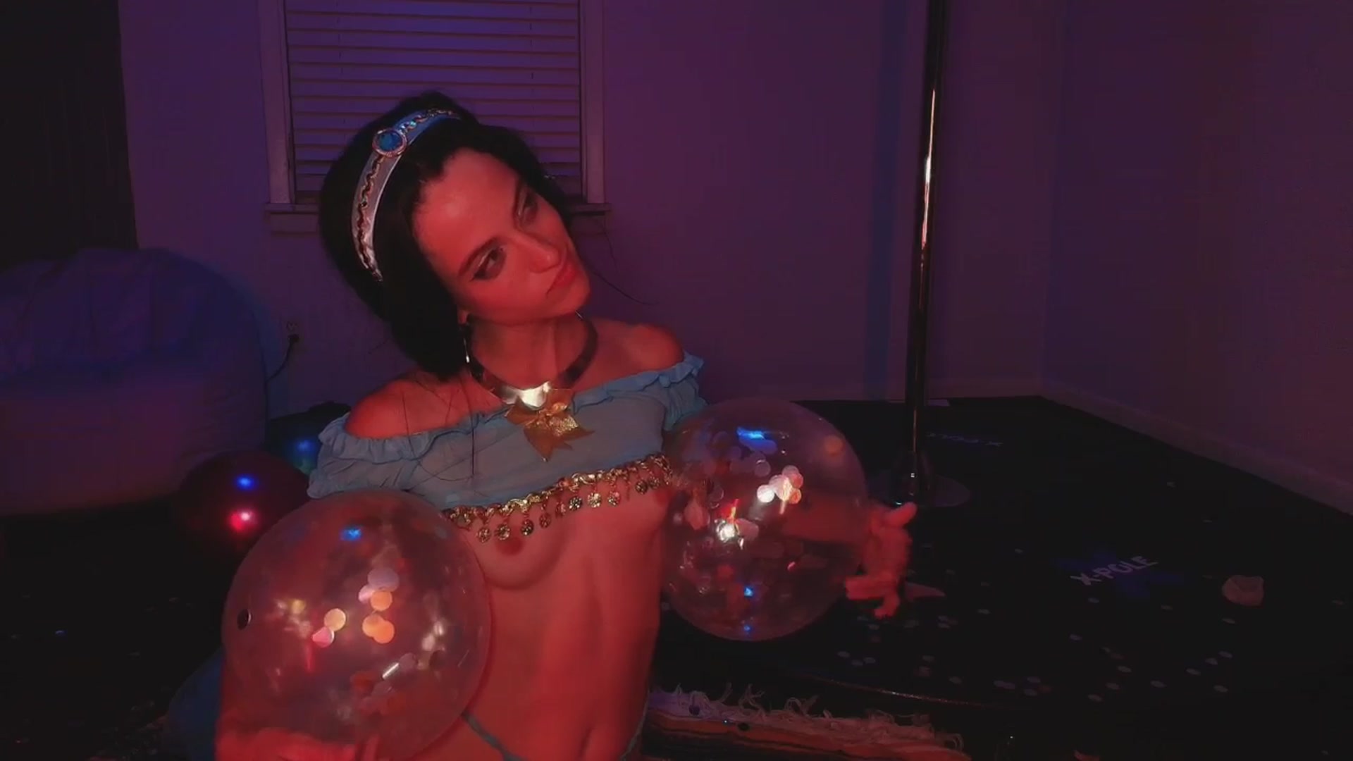Gallery image thumbnail from NaomiDee's myfreecams stream on, 04/13/2025, 09:43 image 9 of 20