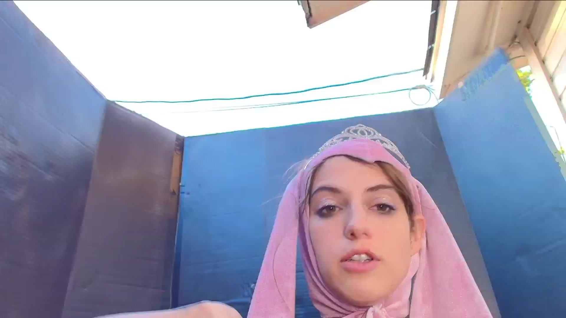 Gallery image thumbnail from NaomiDee's myfreecams stream on, 04/15/2025, 24:33 image 16 of 20