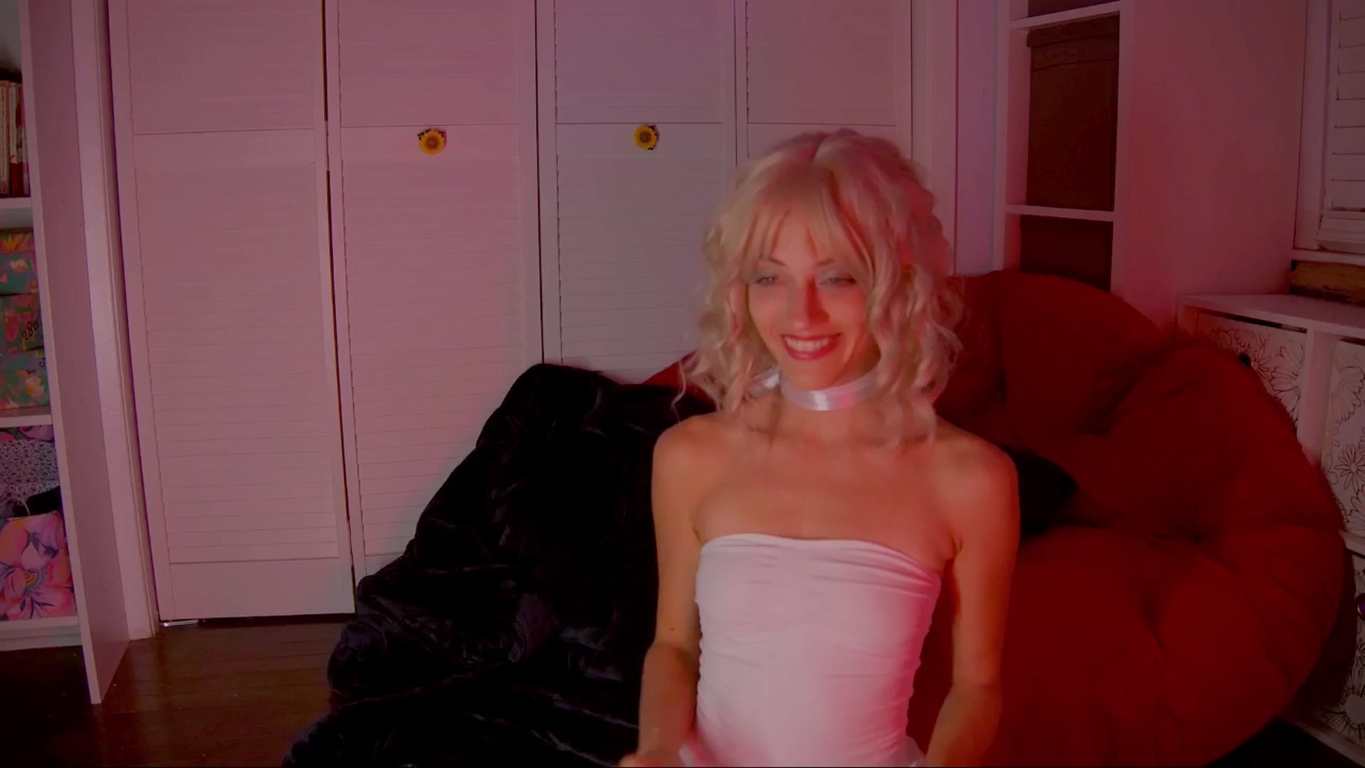 Gallery image thumbnail from NaomiDee's myfreecams stream on, 10/19/2025, 09:22 image 15 of 20