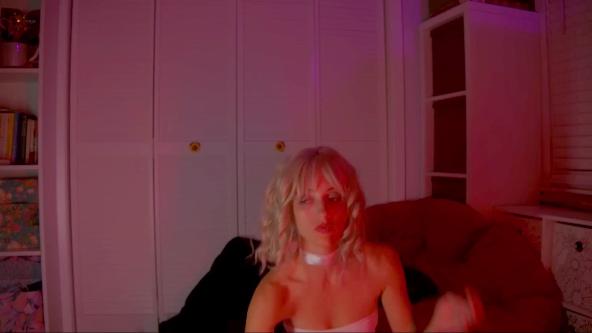 Gallery image thumbnail from NaomiDee's myfreecams stream on, 10/19/2025, 09:22 image 9 of 20