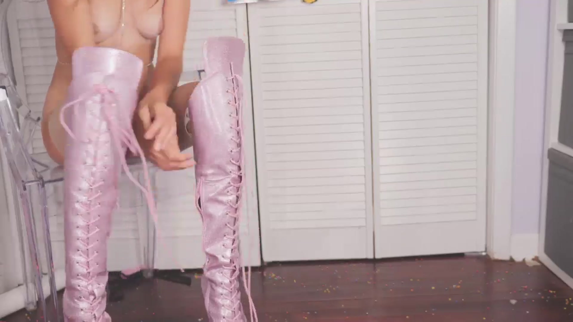 Gallery image thumbnail from NaomiDee's myfreecams stream on, 04/11/2026, 07:32 image 13 of 20