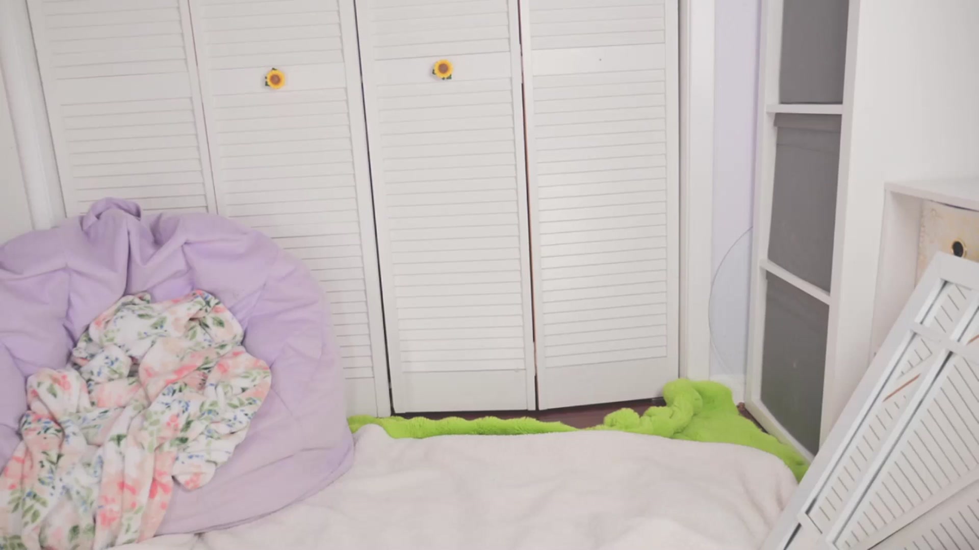 Gallery image thumbnail from NaomiDee's myfreecams stream on, 04/21/2026, 03:31 image 1 of 20
